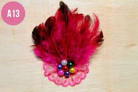 Kain perca bisa kamu manfaatkan sebagai hiasan dinding yang indah loh. Bros Cantik Dari Bulu Dengan Hiasan Kain Renda Dan Mate Crochet Flowers Brooches Handmade Handmade