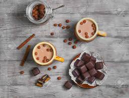Traditionelle Deutsche Dominostein Schokolade Lebkuchen Kuchen Mit Marzipan Und Gelee Fullung Heisse Schokolade Kakao Zwei Tassen Schokoladenkugeln Fur Dominostein Lebkuchen Und Heisse Schokolade Aufsicht Lizenzfreie Fotos Bilder Und Stock Fotografie