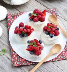 Mini Pavlova Aux Fruits Rouges Chantilly Au The Blanc Citron Vert Et Agrumes Recette Pavlova Recettes De Cuisine Mini Pavlova