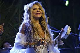 Elba is know for her explosive performances and to many brazilians her energy and flamboyant personality is compared to that of madonna and tina turner. Arraial On Line Tera Gilberto Gil Elba Ramalho E Alceu Valenca Nesta Quarta 15 Roraima 1