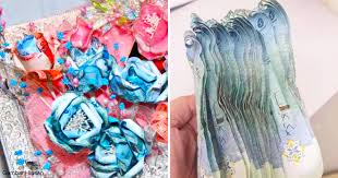 Anda juga boleh menempah perkhidmatan membuat gubahan wang hantaran menerusi online. Boleh Gubah Wang Kertas Jadi Jambangan Bunga Sebagai Duit Hantaran Tetapi Kalau Ada Tanda Dicacatkan Akhirnya Banker Yang Kena Hadap Era Baru