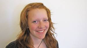 Kilstjej spelar för brudparet