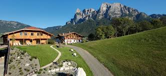 Gli spaziosi appartamenti vacanze dell'agriturismo sono l'ideale per trascorrere una vacanza confortevole e individuale con tutta la famiglia. Dosserhof Vacanza In Agriturismo A Fie Allo Sciliar Alto Adige