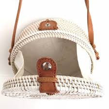 With two pattern style design. Tas Rotan Putih Fesyen Wanita Tas Dompet Di Carousell