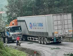 Đề nghị không giải quyết thủ tục hải quan đối với xe quá tải, xe "giả  container"