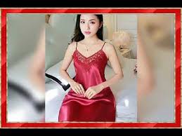 Mamaaaaaa, elminaaaa pulaaaaang, teriak seorang bocah dengan ceria, coba mengagetkan wanita yang sibuk merapikan tempat tidur yang berantakan, gadis kecil itu langsung menghambur memeluk. Baju Tidur Wanita Satin 03 Baju Tidur