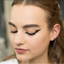 Quel trait selon la forme des mes yeux et comment l'appliquer ? Eye Liner Quel Trait Et Comment L Appliquer Bloghair
