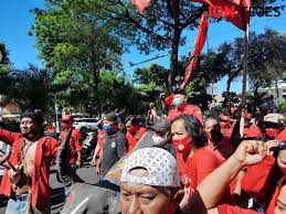 Stiker masih marak digunakan dalam kampanye politik. Eri Cahyadi Janjikan Insentif Ketua Rt Dan Rw Naik Dua Kali Lipat