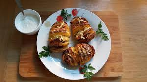 Se pune capacul peste vas şi se dă la cuptor pentru 40 minute cu capac, apoi se dă jos capacul şi se lasă să se rumenească puţin. Cartofi Acordeon La Cuptor Umpluti Cu Cascaval Si Sunca Presata Youtube