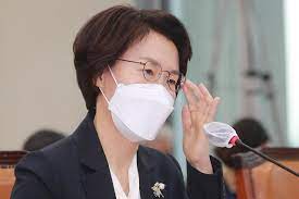 임혜숙 과학기술정보통신부 장관 후보자의 남편이 서울 동작구 소재 아파트를 사고 팔면서 두 차례 다운계약서를 작성해 탈세했다는 주장이 나왔다.국회 과학기술정보방송통신위원회 소속 정희용. B5ej7i6lvmhfpm