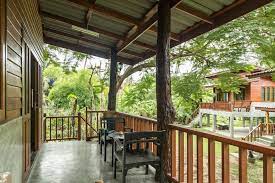 แบบบ านคร งป นคร งไม ยกพ นใต ถ นส งโปร ง ด เร ยบง ายแต ลงต ว ล กษณะต ว บ านเป นโครงสร างคอนกร ต ช นล างยกพ นส งป นเปล อ แบบบ านภายนอก บ านเขตร อน บ านเก า