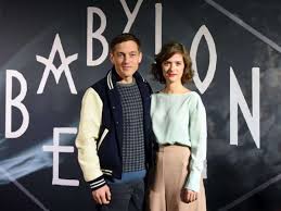 Aktuell steht volker bruch im zentrum des medialen interesses, weil er angeblich einer partei sie berichtet, dass schauspieler volker bruch (hauptrolle in der preisausgezeichneten serie „babylon. Babylon Berlin Mit Volker Bruch Und Liv Lisa Fries Medien