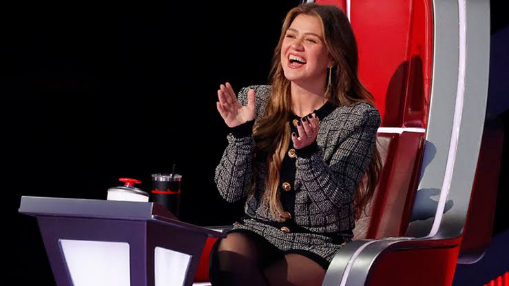 Kelly Clarkson Offers a Piece of Her New Hair to a 'Voice' Contestant While  Battling Riley Green | Just Jared - Celebrity News, Entertainment News &  Photos