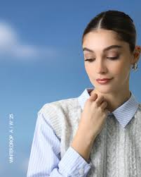 Ya viste los nuevos ingresos a la colección? ❄☁️🤍 01. Chaleco Camisa + 02  Jean Magda = 🌈 Ingresá a la tienda online y llévate este look! Tenemos 3 y  6 cuotas sin interés! #vestitezueka www.zueka.com.ar