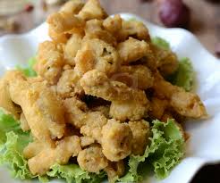 Ambil kuning telur masin yang telah direbus dan hancurkan dengan garfu. Resepi Peria Goreng Telur Masin