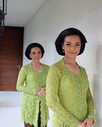 Nah, kombinasi kebaya hijau yang pertama ialah perpaduan antara warna green mint dengan bawahan kain batik. 30 Model Kebaya Hijau Lumut Tua Muda Modern