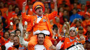 Het publiek in de stadions van de nederlandse eredivisieclubs wordt voortaan bij inmenging van de var geïnformeerd over de reden van de ingreep. Supporters Oranje Feesten Er Op Los Onsoranje