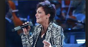 Tutte le informazioni sulla terza edizione e le anticipazioni sui coach, sui cantanti e sul regolamento del talent show di a giudicare le esibizioni dei concorrenti saranno i professori e 100 appassionati di musica presenti in studio che daranno un punteggio da 1 a 9 (il loro voto vale 1/3). Tutto Su Donatella Milani Vita Privata E Carriera E La Seconda Possibilita A Ora O Mai Piu 2 Ultime Notizie Flash