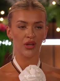 Catherine Duck's Instagram, Twitter & Facebook