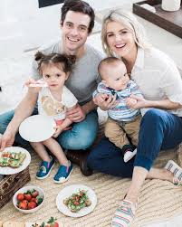 The Bachelorette Star Ali Fedotowsky And Husband Kevin Manno Considering Adoption For Third Child Ali Fedotowsky Bachelorette Cute Celebrities