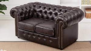 This stunning sofa with two accent pillows. Sofa Chesterfield 2 Sitzer Dunkelbraun Glanzend