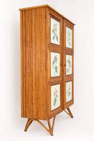 Hauteur 26 cm, profondeur 31 cm et largeur 35. Armoire En Rotin Ornee De Gravures De Fleurs Sous Verre Vers 1960