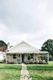 Inside A Federation Era Cottage In Trentham Australian Homes Country Cottage House Exterior