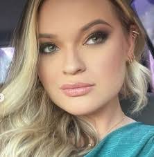 Laura Zigler's Instagram, Twitter & Facebook