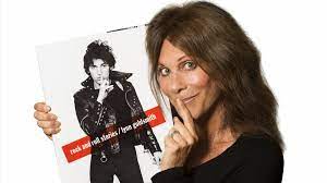 Lynn goldsmith (born february 11, 1948) is an american recording artist, a film director, a celebrity portrait photographer, and one of the first female rock and roll photographers.lynn's photographs have appeared on the covers and in publications in many countries for the past 50 years. Photographer Lynn Goldsmith I Nyc Arts Profile