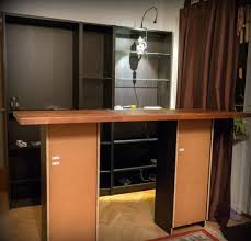 Pflege, witterungsbeständigkeit, aussehen und nicht zuletzt die kosten hängen stark von der wahl des grundstoffs des mobiliars ab. Billy Verwandeln In Ein Haus Bar