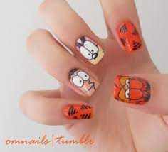 Uñas tiernas decoradas con esmalte rosa, negro y gris. Decoracion De Unas Con Dibujos Animados De Disney Unas Decoradas