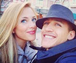 Arsenal star alexis sanchez's actress girlfriend will move from chile to live with him after his switch to manchester united. Alexis Sanchez Bio Married Affair Net Worth Salary Girlfriend Career Affair Girlfriend Relationship