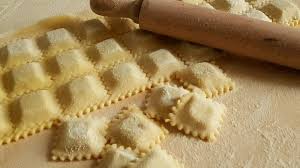 Quando i ravioli sono cotti, versarli nella padella con la salsa. Ravioli Di Carne Fatti In Casa Blogboccabuona