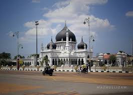 Di bukit melawati terdapat beberapa buah rumah pegawai tinggi kerajaan, sebuah rumah rehat, dan monumen sejarah yang ditinggalkan. 49 Bangunan Bersejarah Di Malaysia Yang Menarik