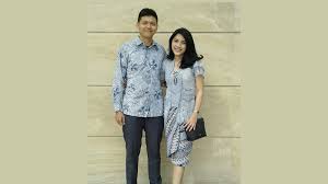 Pinginnya sih pakai baju couple gitu, tapi apalah daya. Inspirasi Model Baju Batik Couple Modis Untuk Pesta Kepogaul