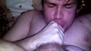 Артем сосет сам себе кончил в рот дрочит ногами лижет ноги self suck  autofellatio self footjob