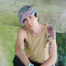 This emo hairstyle with short hair is another play on the intelligent use of color. 50 Cool Emo Hairstyles For Guys Creative Ideas