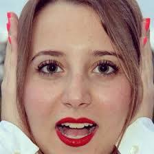 Naomi Stern's Instagram, Twitter & Facebook