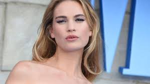 Other projects photos from lily's side projects, including commercials. Serie Uber Sexvideo Lily James Als Pamela Anderson Kaum Wiederzuerkennen Kurier At