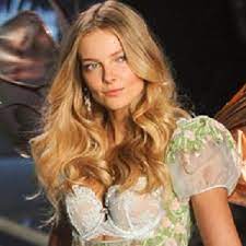 Born 11 may 1987) is a hungarian model who rose to prominence after placing 4th in the elite model look 2002 and is known for her work with dutch photography team inez van lamsweerde and vinoodh matadin. Eniko Mihalik Bio Family Trivia Famous Birthdays