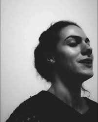 semana passada sonhei com uma imagem da infância: estávamos numa roda de  violão fazendo música, minha mãe cantando e meu pai tocando, como sempre  fizeram. meu irmão e familiares em volta, ouvindo, ...