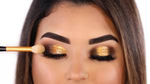 Para aquellas chicas que tienen el parpado caído, les sugiero hacer el maquillaje un poco más grande, con esto me refiero a que el trazo que vamos a dibujar, se haga en el parpado estático ( si palpas tu parpado la zona donde se encuentra el. Como Aplicar Sombras Para Maquillaje De Noche Tutorial De Maquillaje Para Ojos Paso A Paso Youtube