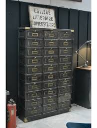 Vous trouverez sans difficulté celui qui est assorti à votre lit. Armoire Strafor Vers 1930