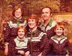 The families in these photos have no shame! Awkward Family Portraits Of Yesteryear Flashbak