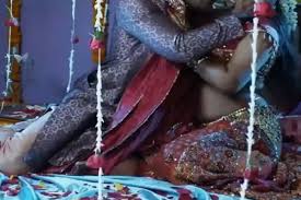 Dulha-Dulhan Suhagrat Live Video : Groom kissed the bride on the lips