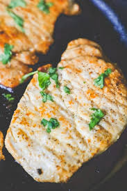 Decora con una hojita de perejil. La Mejor Receta De Chuletas De Cerdo Fritas