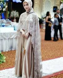Anda bisa tampil lebih cantik dengan untuk tampil lebih variasikan dress brokat dengan beberapa kain seperti batik atau songket. Hijabers Ini Lho Dress Brokat Yang Lagi Hits Buat Ke Pesta