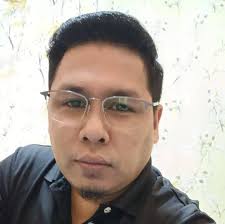 Michael Tong Wai Siong atau lebih dikenali sebagai Uncle Mike yang tular  sebelum ini dengan kisahnya menjaga tiga anak angkat lelaki melayu beragama  Islam, hari ini menerima Anugerah Maulidur Rasul sebagai pengiktirafan