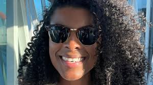 Fernanda Garay, do vôlei, hipnotiza de fio-dental e revela beleza natural  no mar