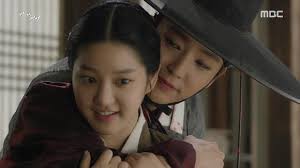 Sung yeol can walk around during the day just fine, only experiencing discomfort/burning when sunlight touches his skin masquerading as the unseen: The Scholar Who Walks The Night Layar Id